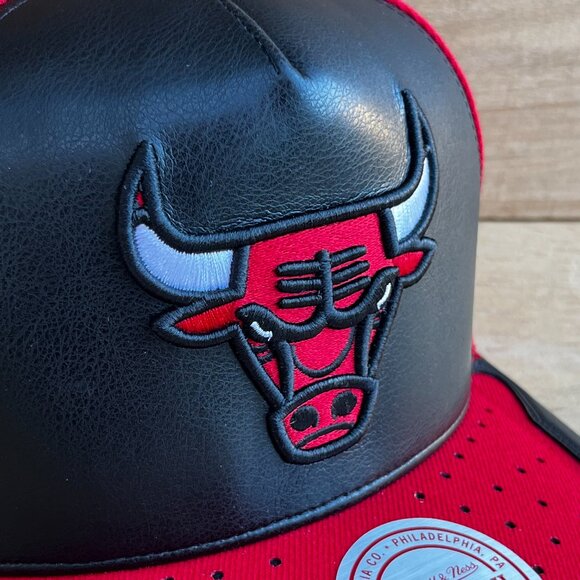 MITCHELL & NESS CHICAGO BULLS DAY ONE PRO PINCH SNAPBACK HAT Black Red NEW - Picture 2 of 7